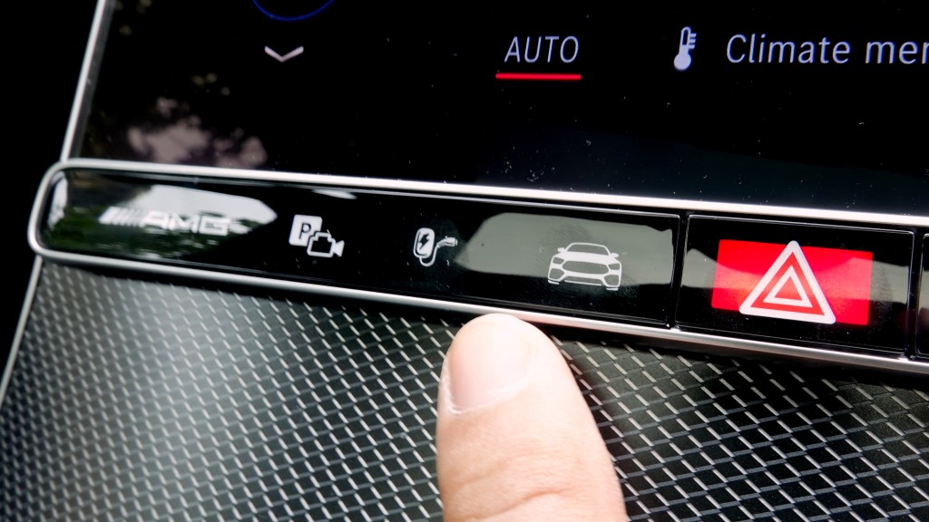 平治Mercedes-AMG C63 S E-Performance備有多項快捷按鈕選擇