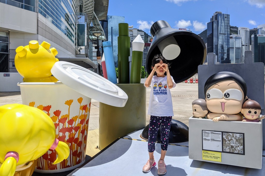 經放大後的動漫創作人的畫筆、橡皮擦和超大的書桌。