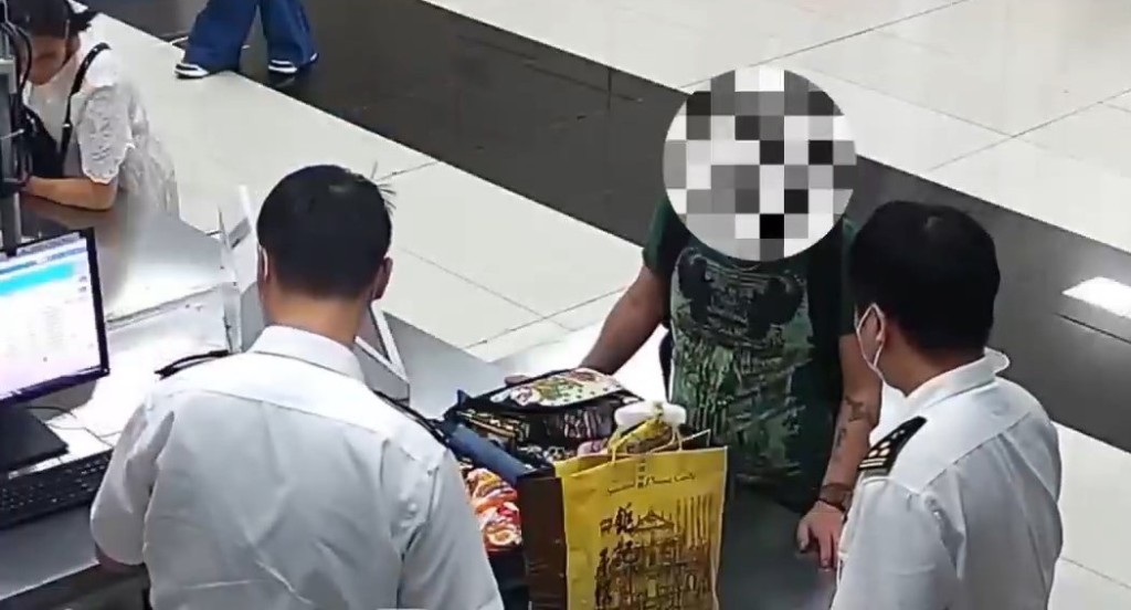 涉案男子被關員截查。海關發布