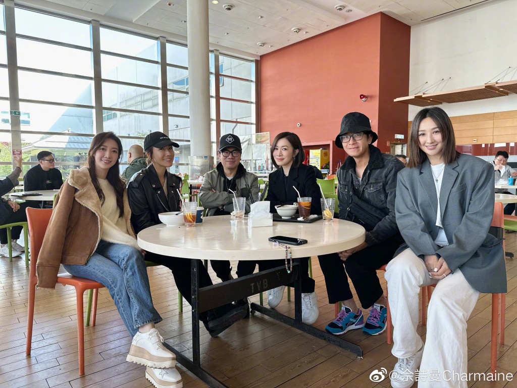 佘詩曼重回TVB拍《新聞女王》，同劇演員包括（左起）何依婷、李施嬅、監製鍾樹佳、佘詩曼、馬國明、高海寧。