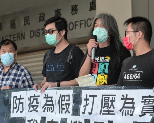 長毛上庭前拉起橫額。