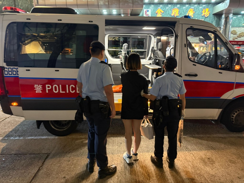家庭及親子教育工作者司徒漢明表示，毒販不擇手段吸引年輕人吸食「太空油毒品」。圖為藏有懷疑「太空油毒品」煙彈的少女被捕。 資料圖片