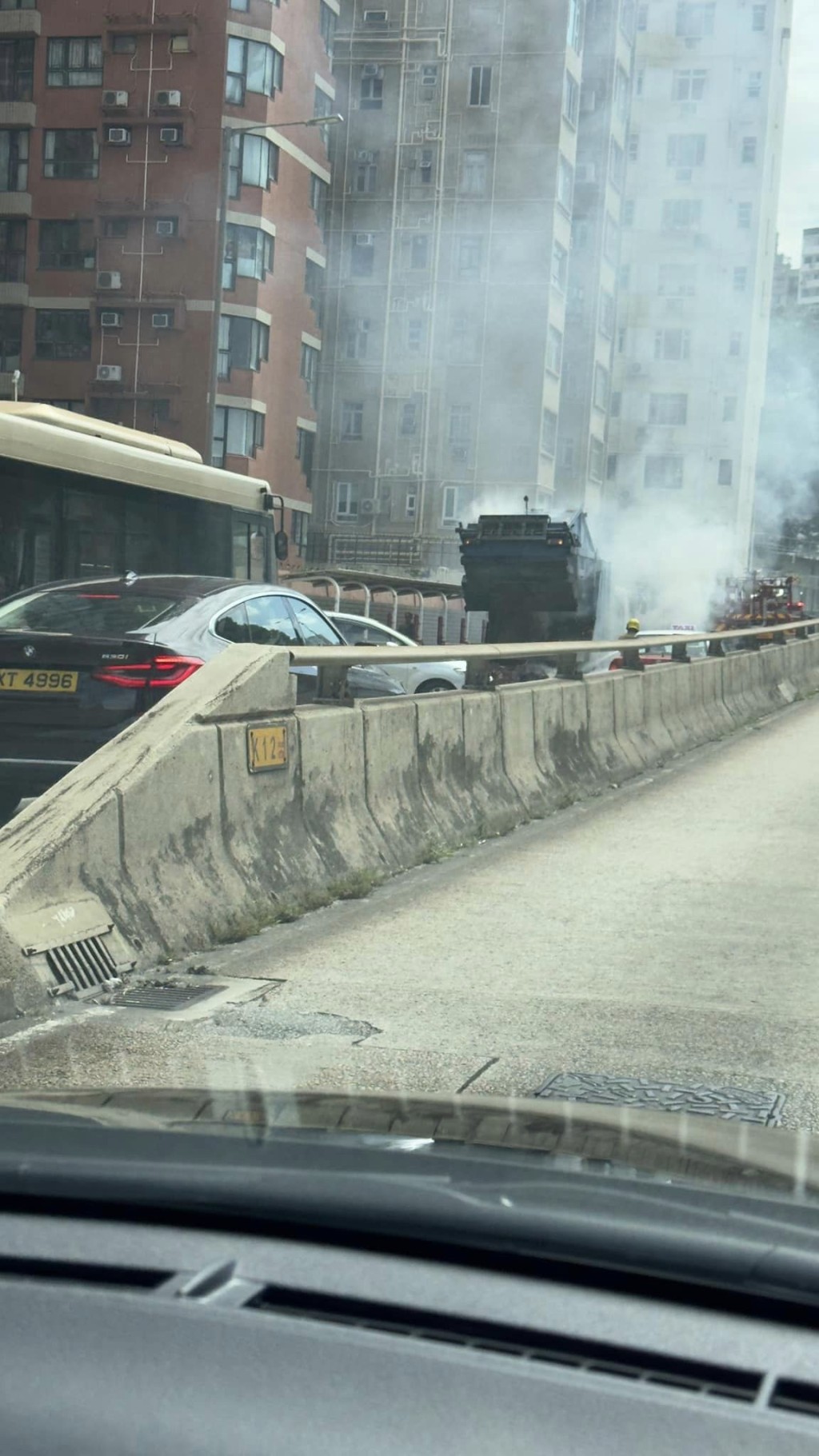 垃圾車在車龍間冒出大量濃煙。fb馬路的事 (即時交通資訊台)Sonny Yeung圖片