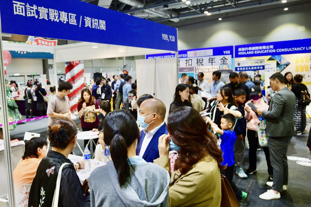 首屆（大灣區）香港學校教育展昨起一連三日舉行， 吸引近萬名家長到場取經。
