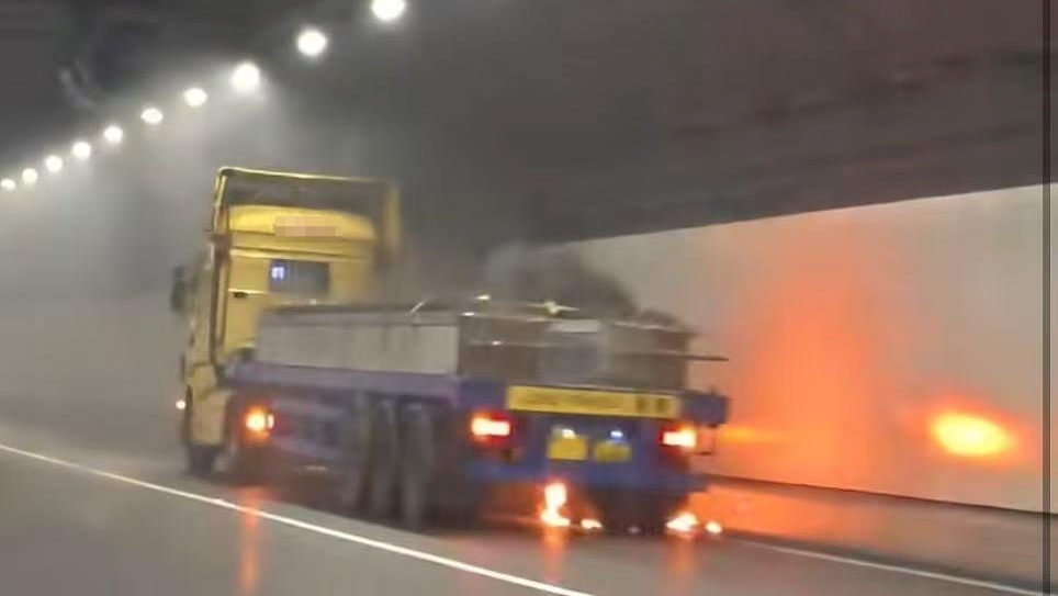 懷疑起火的為一部拖頭。FB：Thai Keung@港車北上分享群