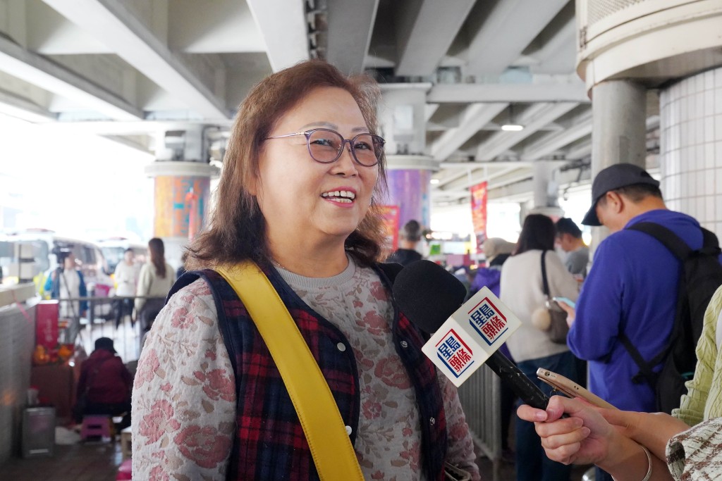 家住南區的市民郭女士已連續數十年在驚蟄前後來打小人。 家住南區的市民郭女士已連續數十年在驚蟄前後來打小人。