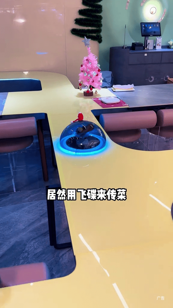 深圳一餐廳用磁懸浮「飛碟」傳菜,網上爆紅。 深圳一餐廳用磁懸浮「飛碟」傳菜,網上爆紅。