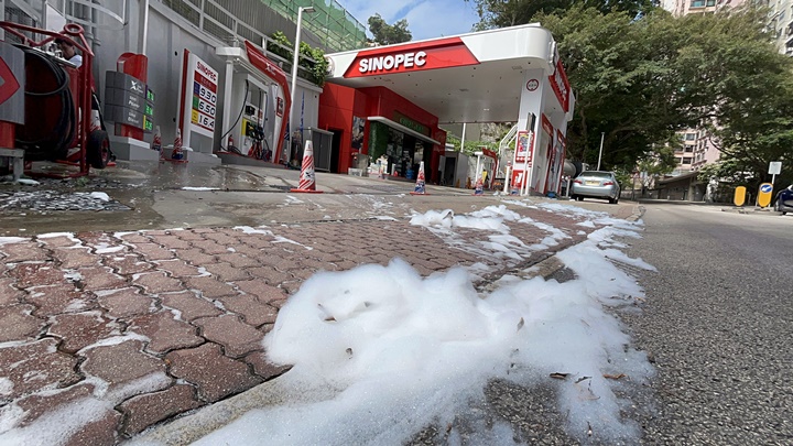 域多利道油站消防灑水掣被工程車撞毀 一度噴灑化學泡沫