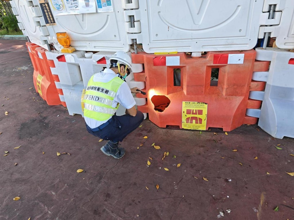 食環署職員檢查積水。食環署FB圖片