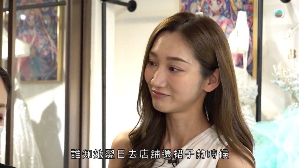 主持王嘉慧神情專注地聆聽負責人阿V講述翌日對方到店還衫時的離奇反應。 主持王嘉慧神情專注地聆聽負責人阿V講述翌日對方到店還衫時的離奇反應。