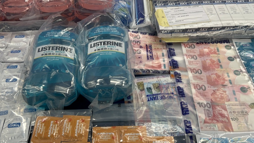 警方檢獲大量避孕套、潤滑劑、漱口水及一次性即棄毛巾等。