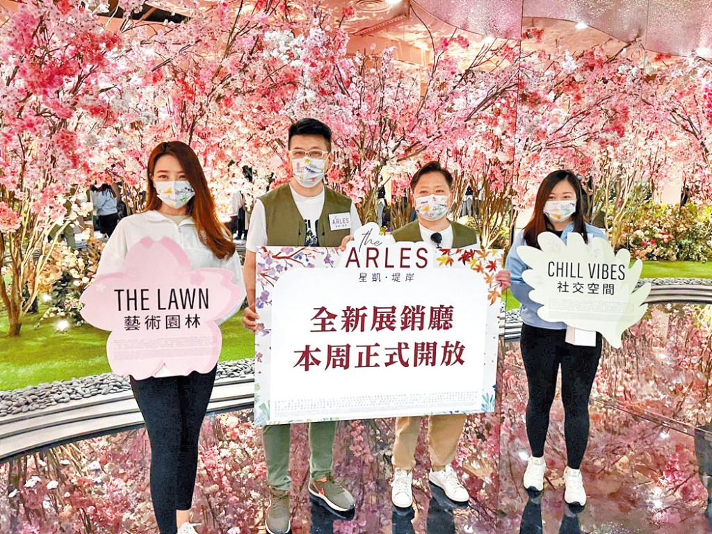 中洲置業楊聰永(左二)表示,沙田火炭星凱.堤岸今對外開放項目3個新示範單位,吸引準買家入市。右二為符錫龍。