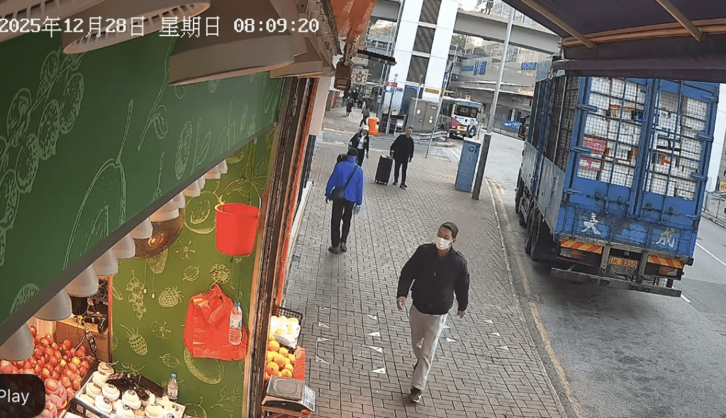 口罩男一直行向生果店。fb「新界地區生活連線」