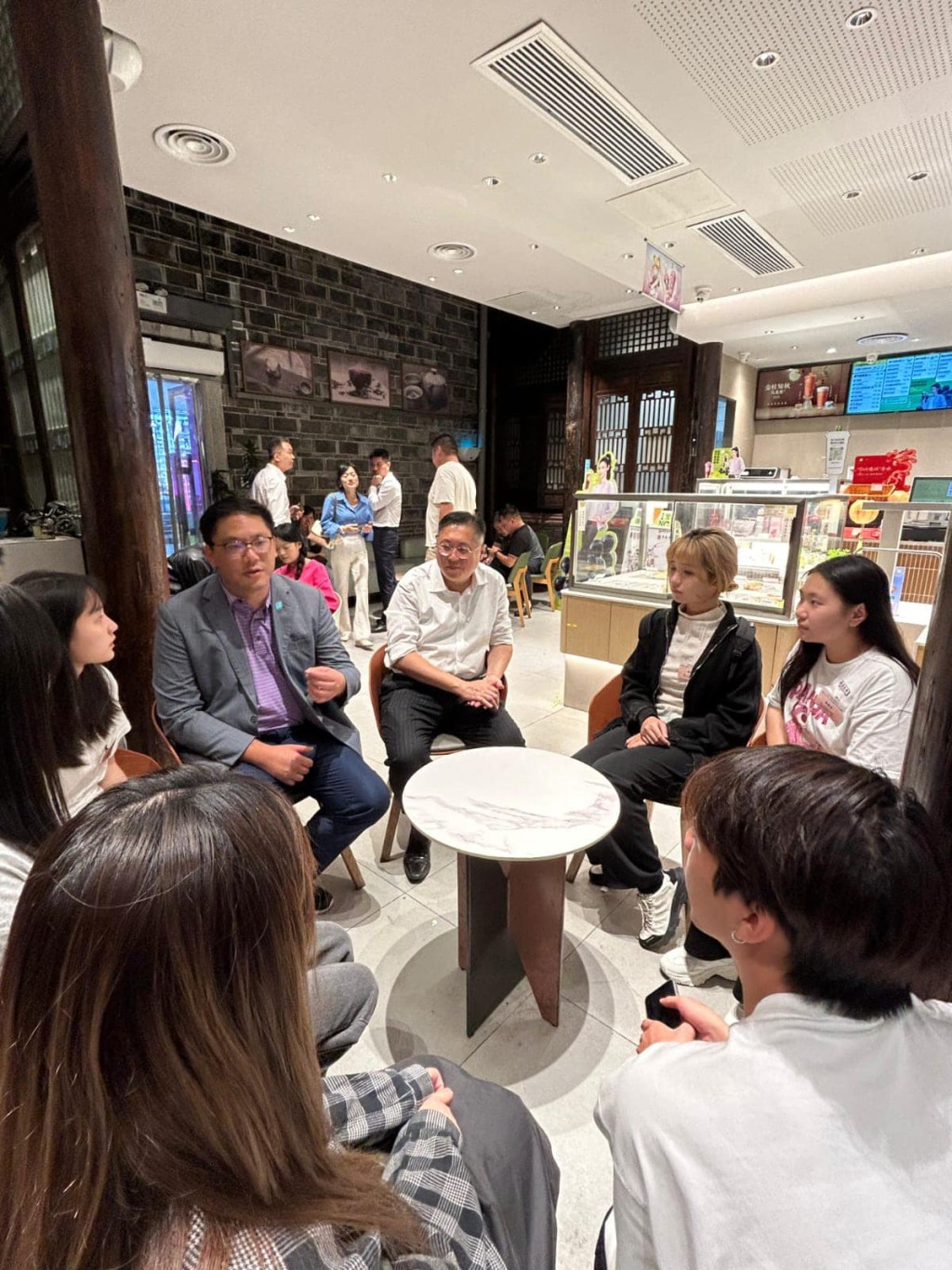 民青局副局長梁宏正在場與在江西就讀大學的香港青年人進行交流。(民青局圖片)