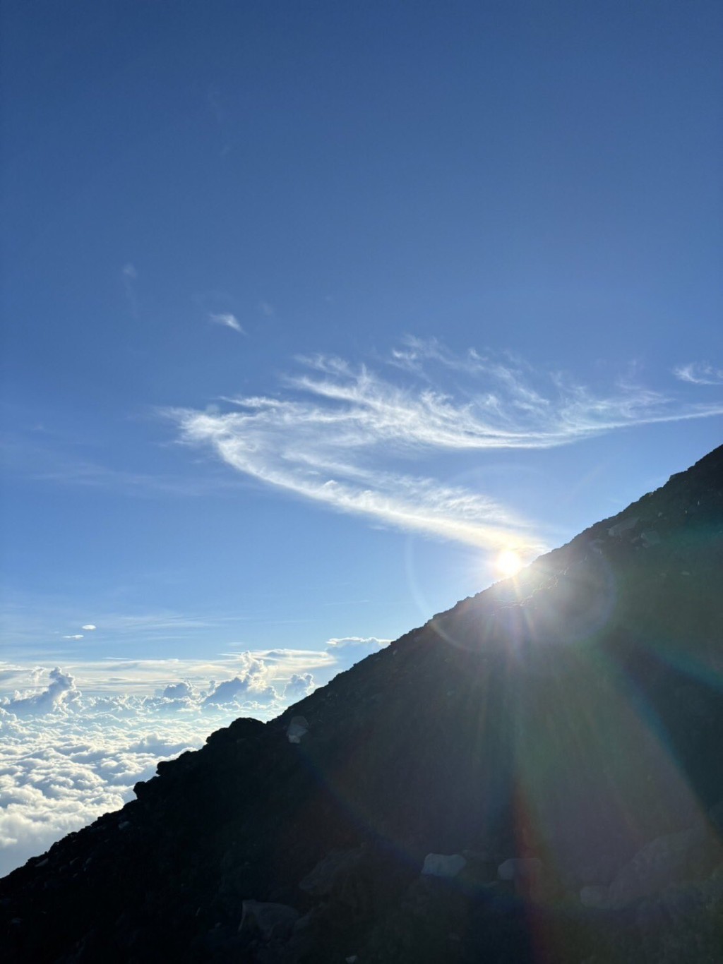 實川欣伸拍下不同面貌的山頂風光。