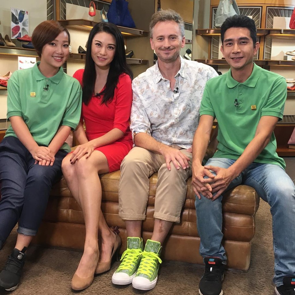 廖碧儿（左二）与河国荣（右二）曾合作主持奇妙电视（现改名HOY TV）节目《香港有宝证》。