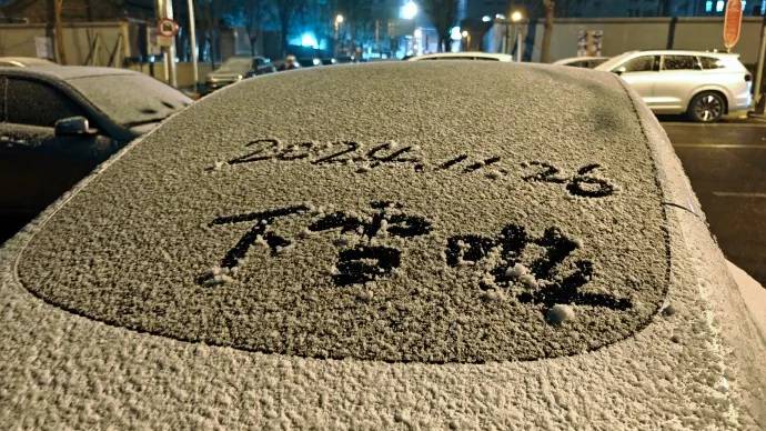 北京昨晚突飄雪,網民車窗寫藝術字留念。