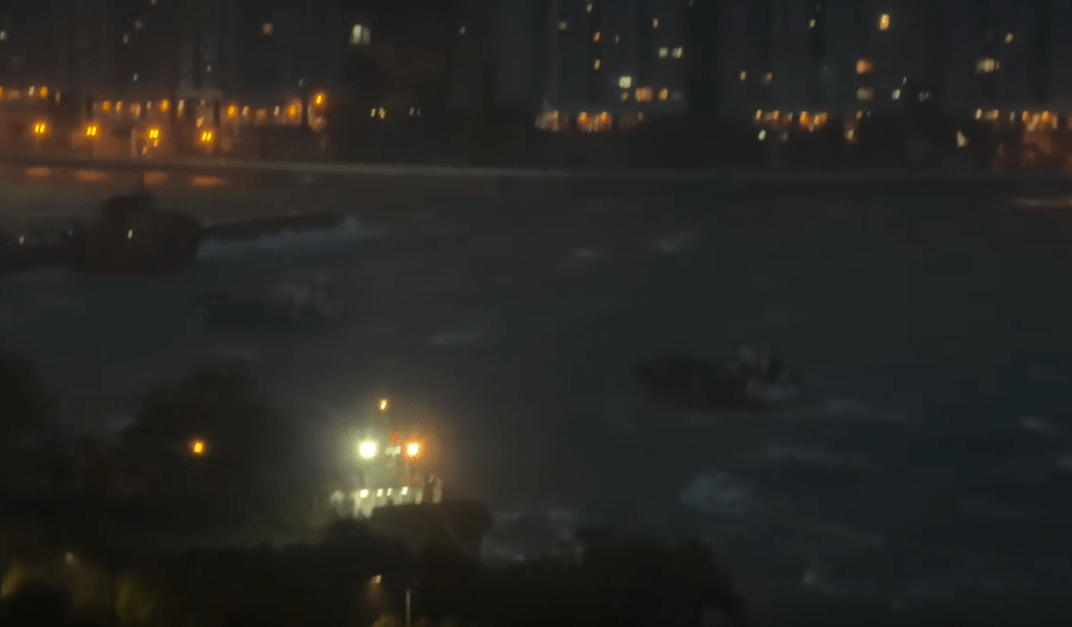 從其遠攝海面的影片可見,海面湧浪極大,狂風甚至將多艘停泊在海面的船隻吹到左搖右擺。(圖片來源:Threads@yankit_ko、goosegookie、ma.pui.100、joker11shadow、wewerecycle、angus.1119、bowieleung123) 從其遠攝海面的影片可見,海面湧浪極大,狂風甚至將多艘停泊在海面的船隻吹到左搖右擺。(圖片來源:Threads@yankit_ko、goosegookie、ma.pui.100、joker11shadow、wewerecycle、angus.1119、bowieleung123)