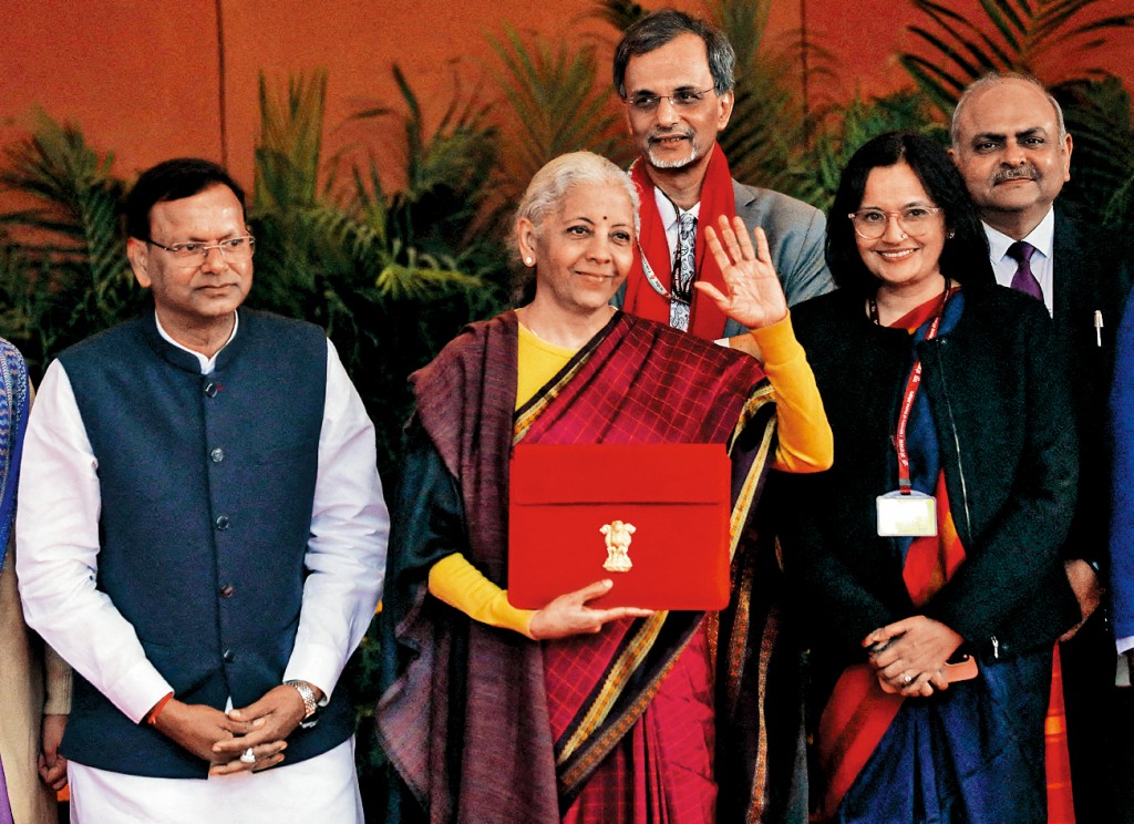 印度財長西塔拉曼昨日公布財政預算案，將投入1330億美元於基礎設施，投入850億美元於國防。