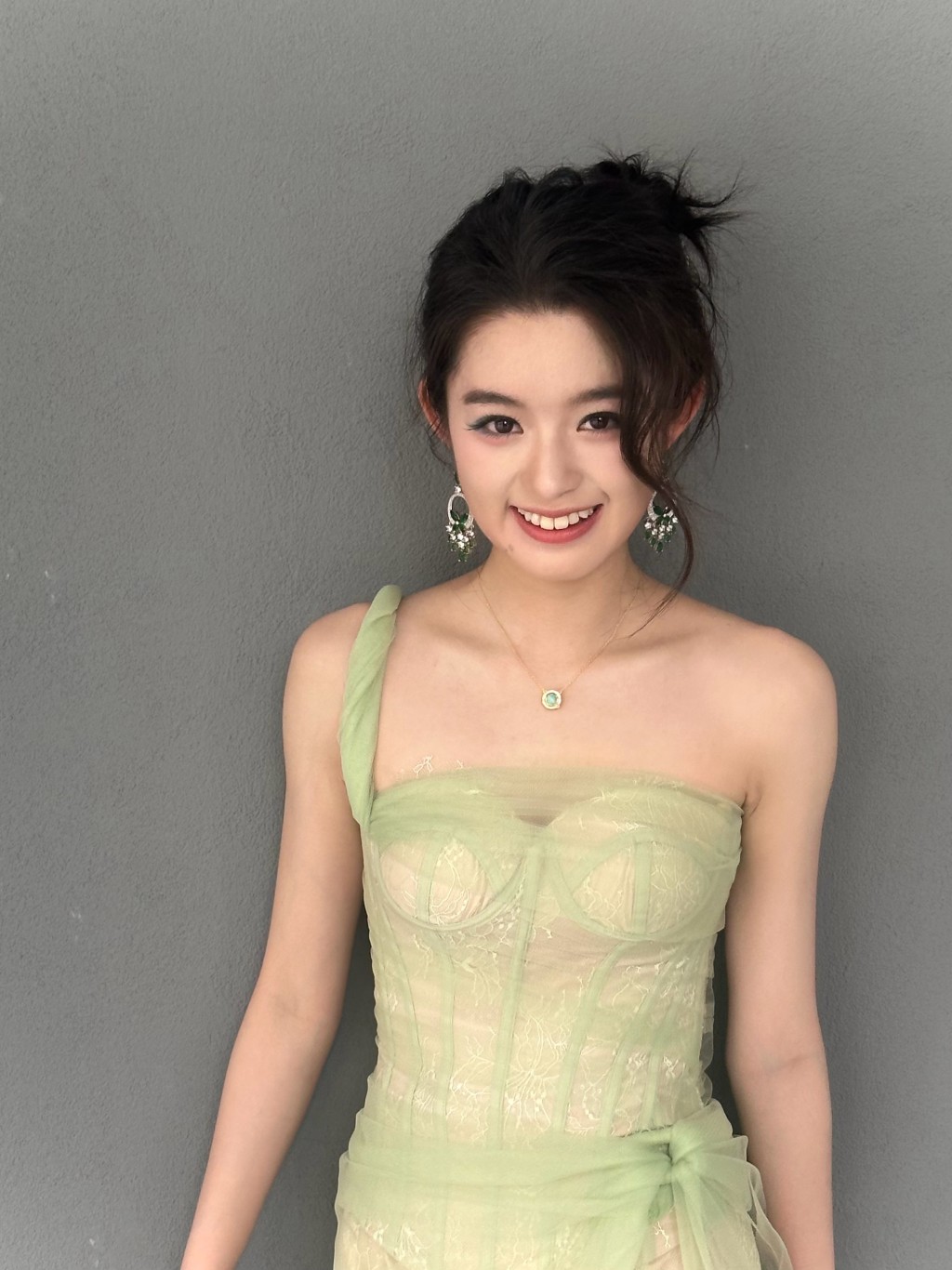 17歲的黃楊鈿甜配戴身價逾200萬人民幣的翡翠耳環,被質疑其消費能力。微博@黃楊鈿甜 17歲的黃楊鈿甜配戴身價逾200萬人民幣的翡翠耳環,被質疑其消費能力。微博@黃楊鈿甜