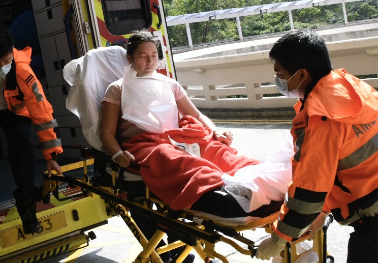 一名女跑手不適送院。楊偉亨攝 一名女跑手不適送院。楊偉亨攝