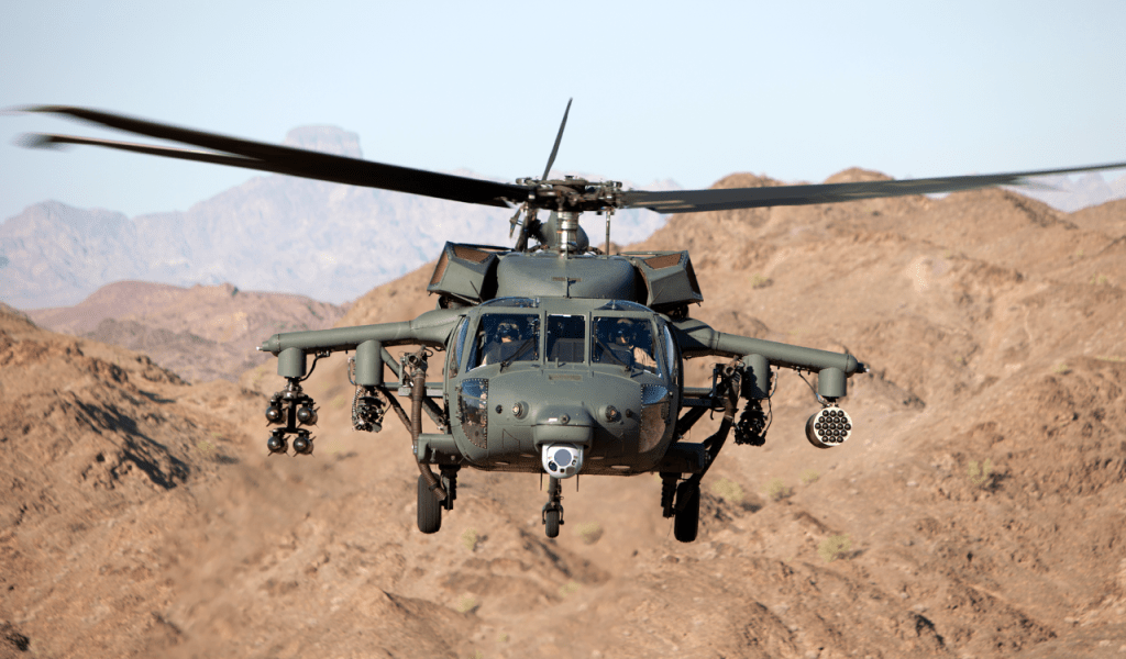 美军装备有大量的黑鹰直升机。