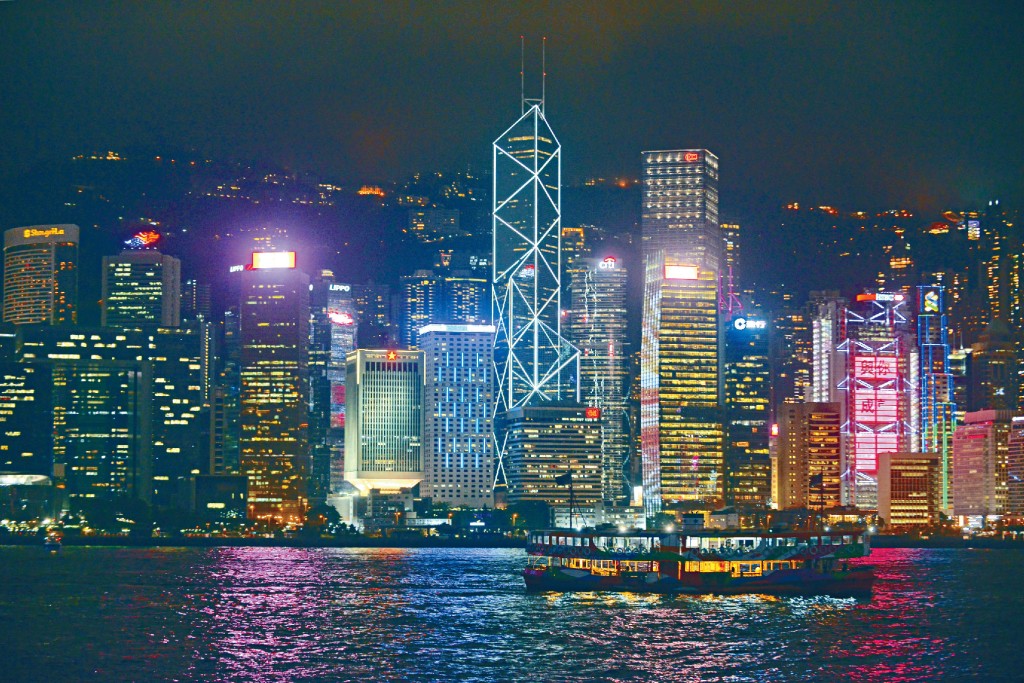 要数香港最享负盛名的景色，必然是维多利亚港夜景。高楼上的招牌及外墙的发光布置，照亮着维港海面和天空，璀璨无比，却将夜空照亮成一片白光，使我们失去市区的星空。