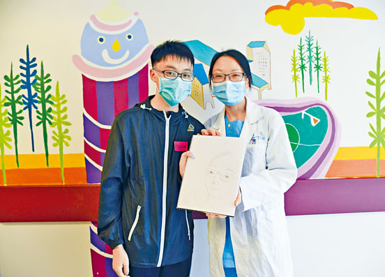 ■ 阿泰贈送的母親節禮物,是媽媽人像描畫,蔣珮琼笑言「不似不緊要,最重要畫得靚點。」