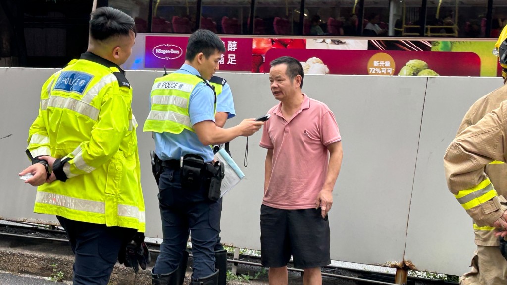 男司機手腳受傷,清醒送院治理。蔡楚輝攝 男司機手腳受傷,清醒送院治理。蔡楚輝攝