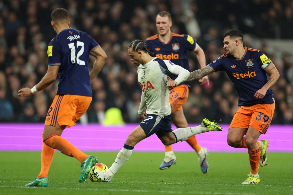 沙維西蒙斯孤掌難鳴。（美聯社）