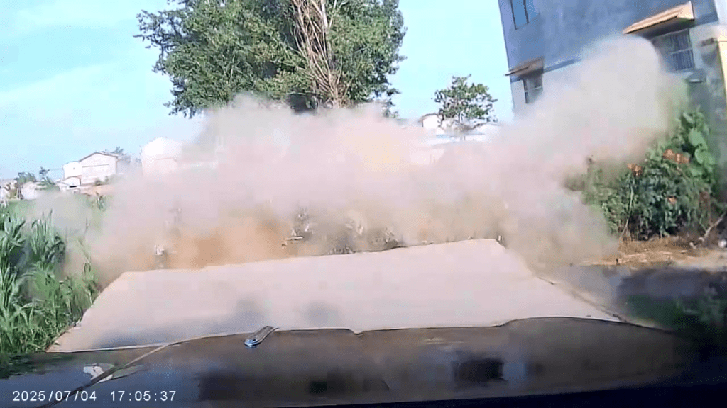 道路忽然爆起,塵埃四濺。 道路忽然爆起,塵埃四濺。