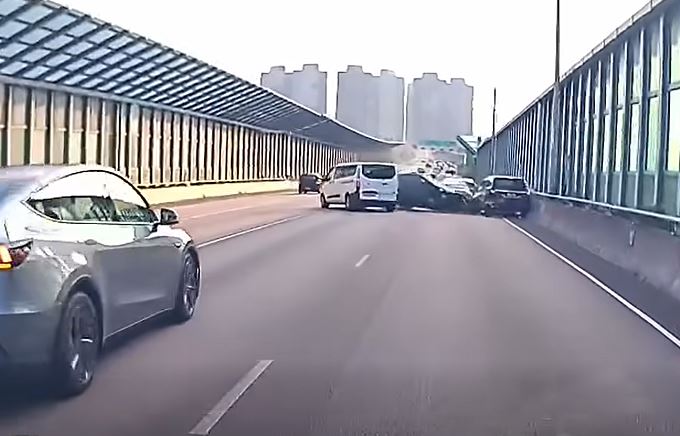 白色客貨車撞向前車。fb 車cam L（香港群組）  