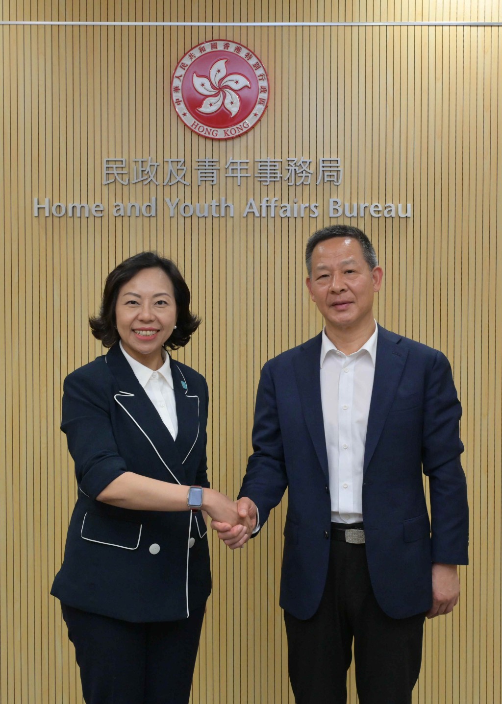 麦美娟（左）与由浙江省人民政府港澳事务办公室副主任姚国文（右）率领的访问团会面。
