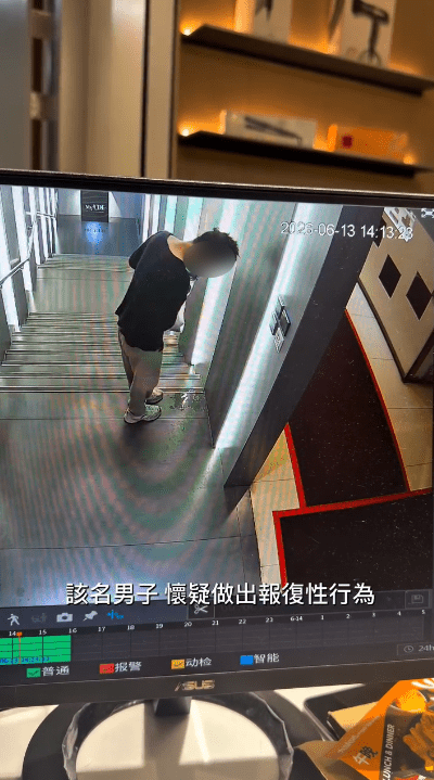 再在梯間地上吐一口水後離開。(影片截圖) 再在梯間地上吐一口水後離開。(影片截圖)