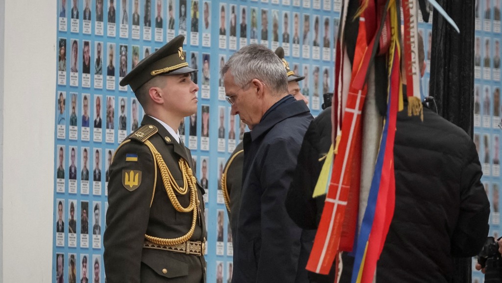 北約秘書長斯托爾滕貝格（Jens Stoltenberg）科訪基輔，到陣亡將士紀念牆致意。 路透社