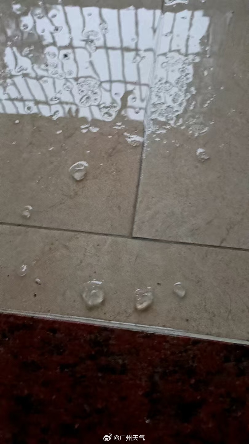 广州花都区29日早上有暴雨及冰雹。微博