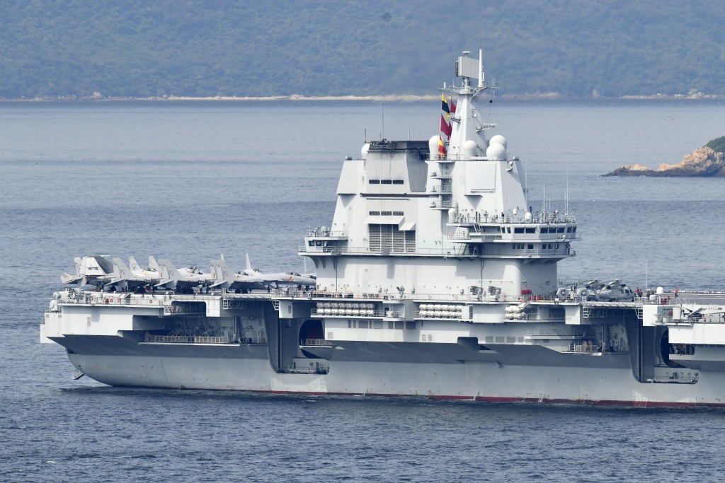山東艦上12架艦載機整齊布列。盧江球攝