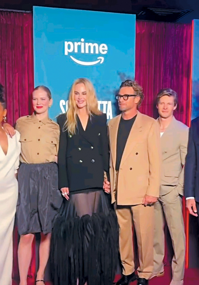 妮歌與Simon在首映禮上拍大合照，就一直十指緊扣親密牽手。