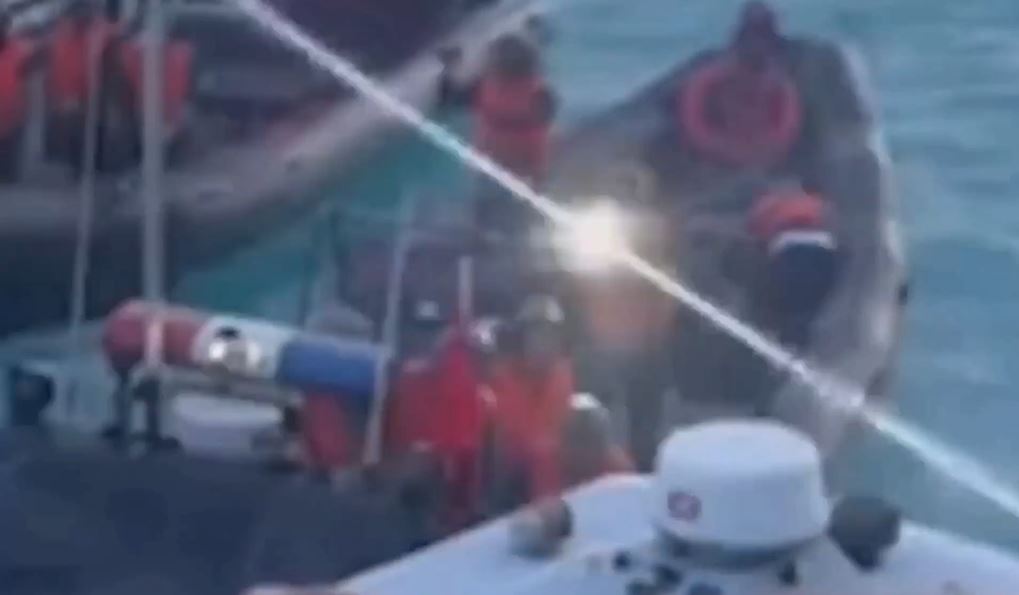 菲方公布视频，可见有中国海警向菲方船射强光。