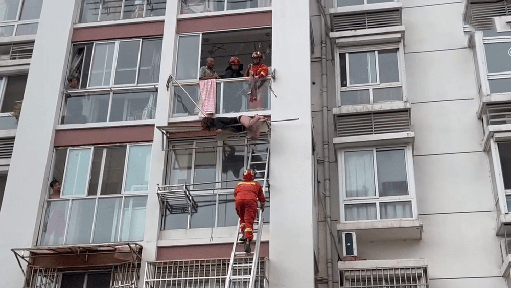 一名女子不小心從5樓墮下，消防員爬雲梯拯救女子。