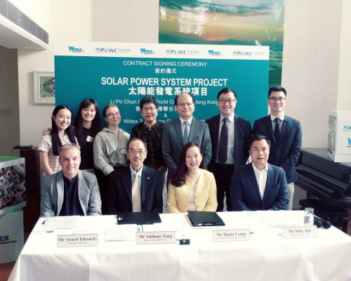 李寶椿聯合世界書院與滙展科技發展有限公司合作建設全港最大規模的校園太陽能發電系統。