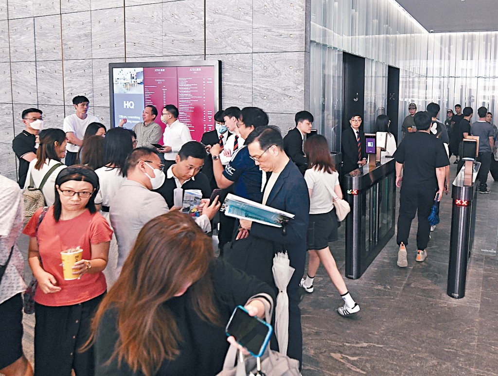 滶晨昨日下午2時截票前,展銷廳地下大堂仍有大批睇樓客到場,情況不俗。