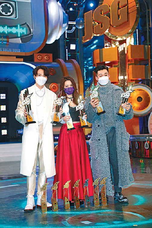 ■胡鸿钧、菊梓乔及周柏豪扬威年初举行的TVB《劲歌金曲颁奖典礼》。