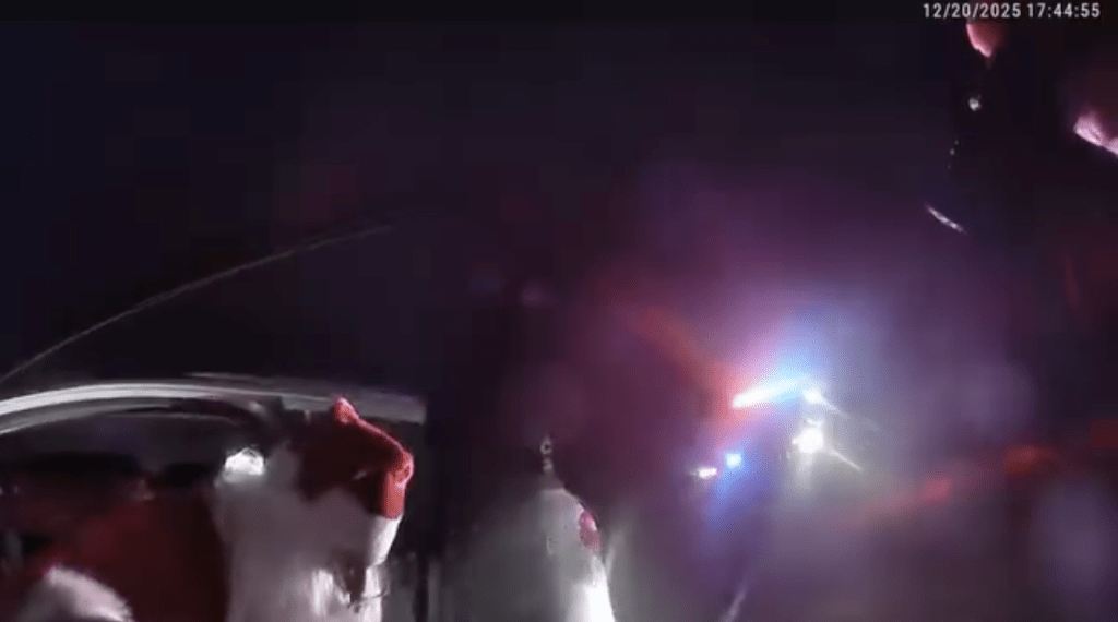 聖誕老人落車接受盤查。