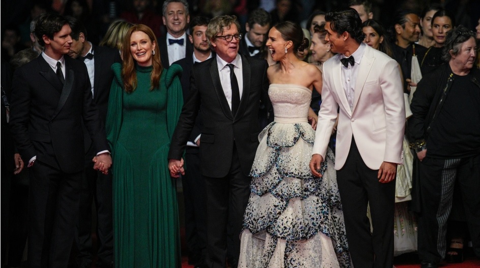 茱莉安摩亞（左二）和妮坦莉寶雯（左四）出席競賽片《May December》首映禮。（美聯社）