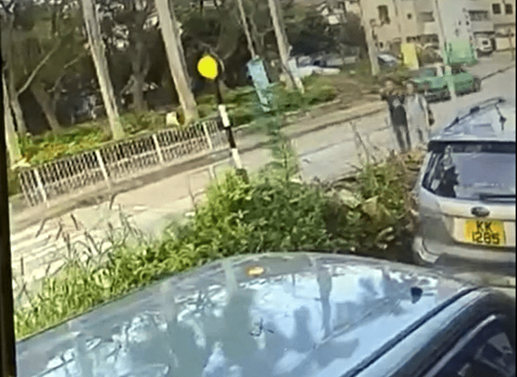 有途人大叫：「喂，撞到個女人啊！」。fb：車cam L（香港群組）