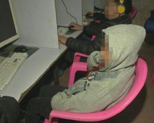 多名只有10多歲的少年流連於無牌網吧。 網上圖片