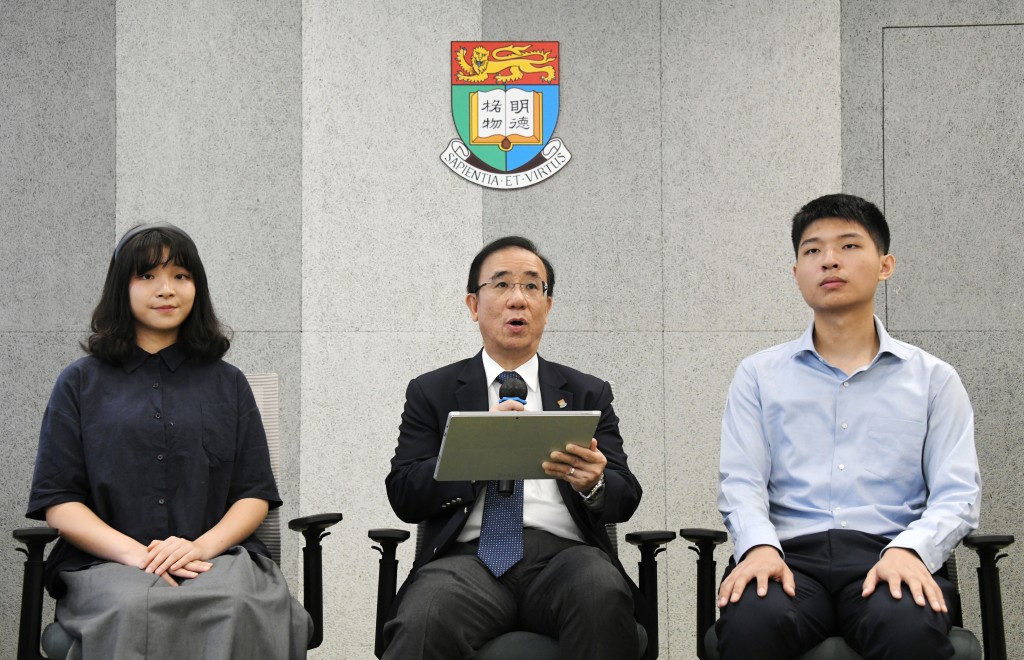 港大医学院前院长梁卓伟曾于任内承诺，港大75%医科学额经联招取录，惟连续多年未达标，严志坚昨回答传媒提问时形容，有关目标「比较旧」。