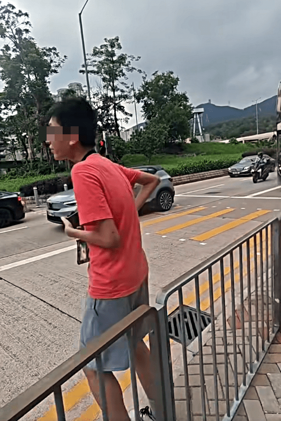 橙衫少年不斷爆粗怒罵被人遮擋鏡頭。網上截圖