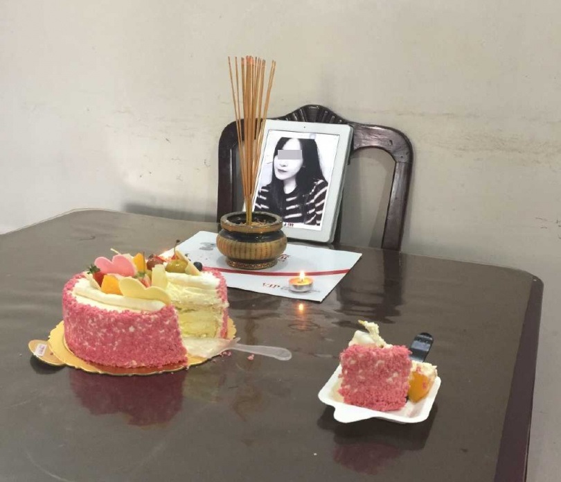 楊儷萍父親替女兒過冥誕。網圖